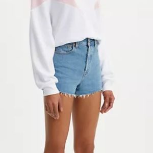 Levi’s Ribcage Shorts Light Wash